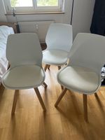 3 moderne weisse Stühle mit Holzbeinen