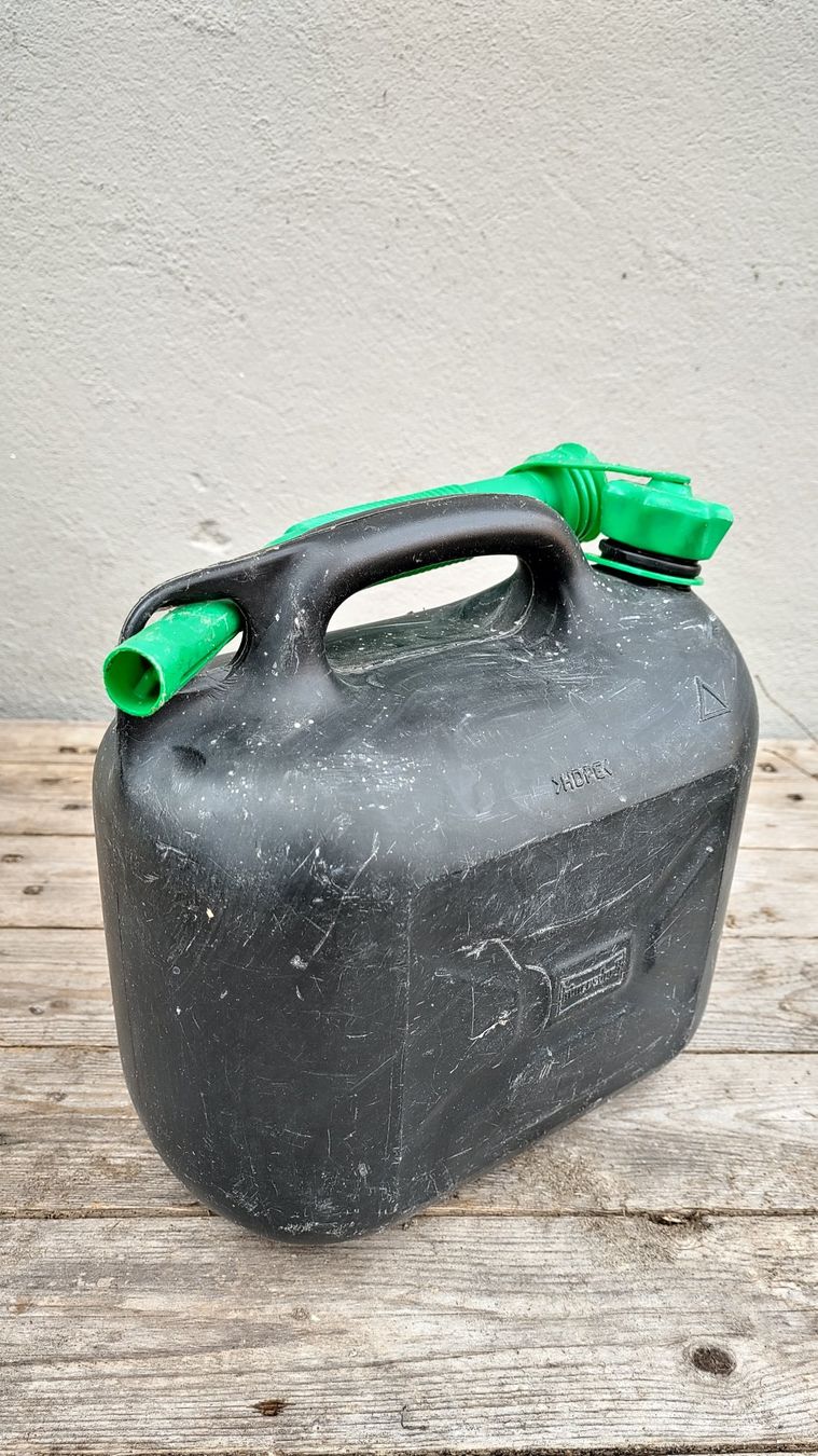Taniche per benzina: Benzinkanister 5l mit Einfüllstutzen – Usato da Sutz venduto da Upfister 1