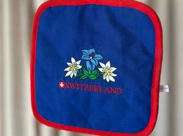Manique de cuisine brodée Switzerland et edelweiss
