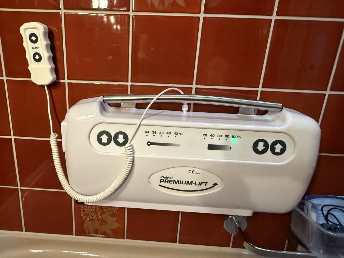 Altro per la cura del corpo: Idumo Badewannenlift premium – Usato da Hofstetten SO venduto da anja4114 1