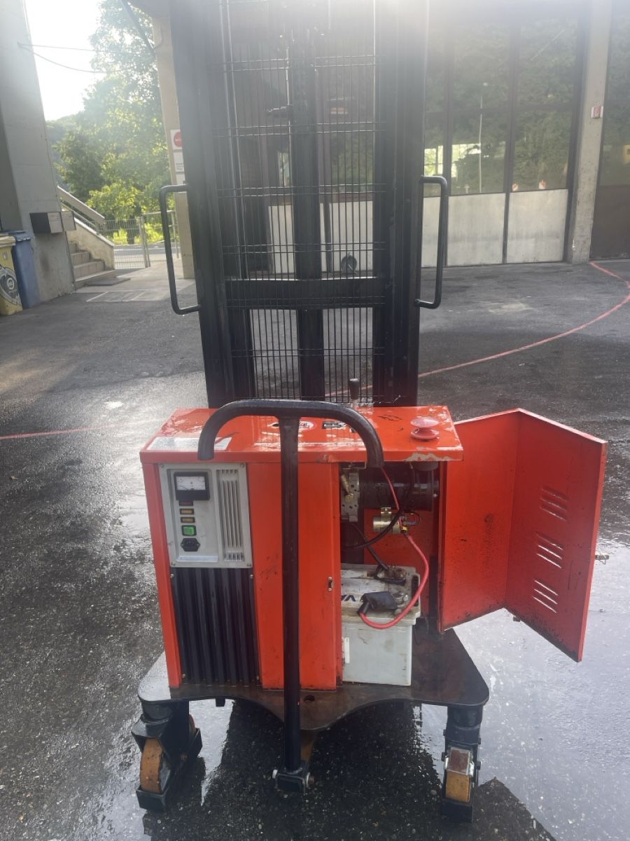 Carrelli elevatori e a forche: Stapler rot schwarz  – Difettoso da Andelfingen venduto da Metalmulisha 1