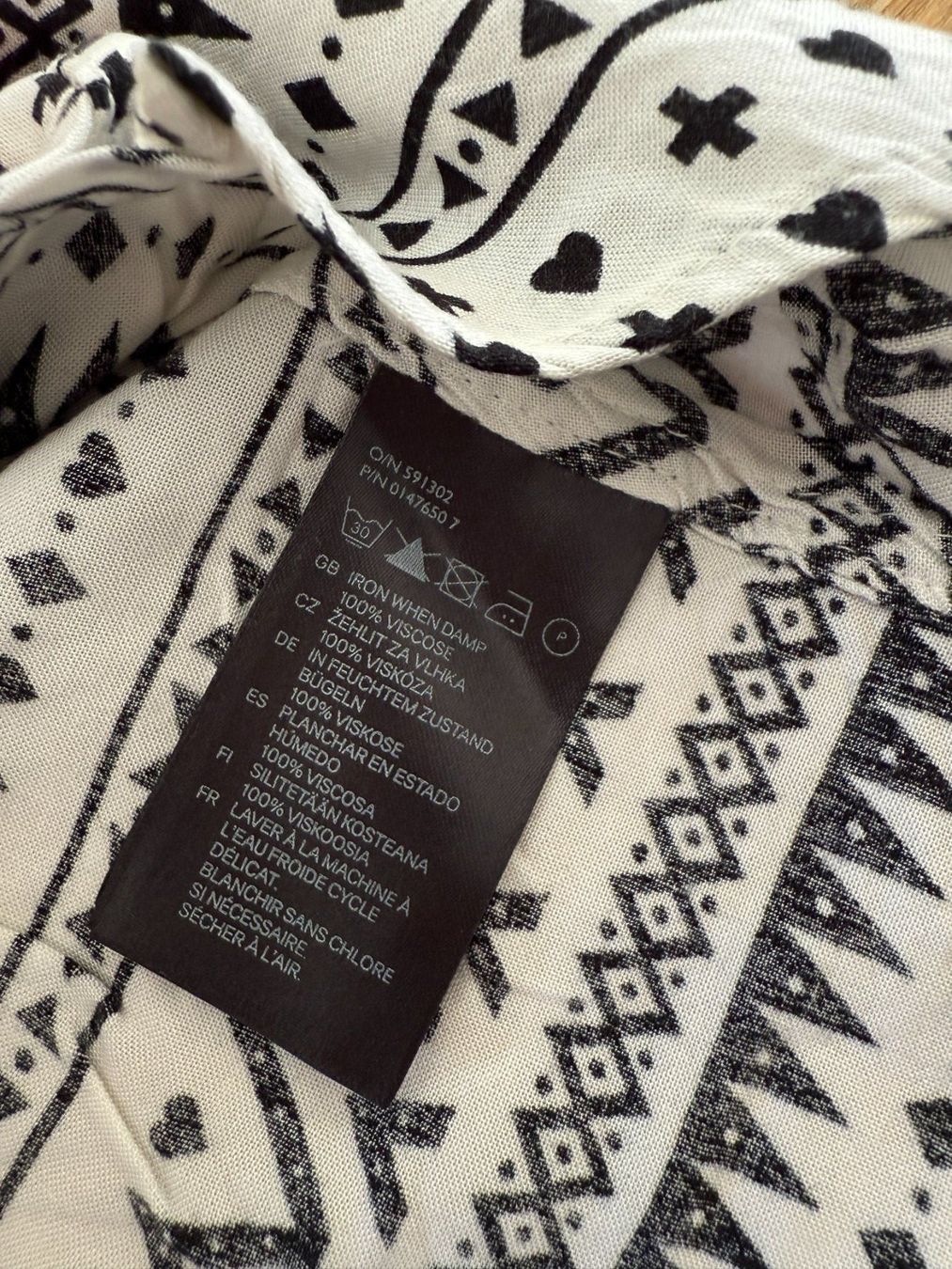 H&M Camicette: Spende MSF -  H&M - Bluse - Schwarz-Weiss-Ethnomuster -Gr 34 – Usato da Fällanden venduto da La_Natie 4
