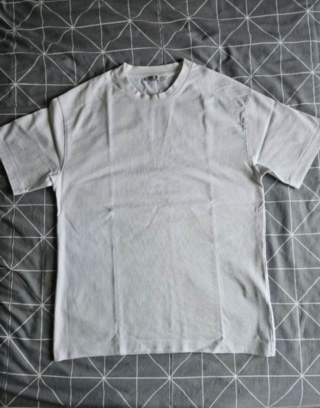 Zara T-shirt: 2 weisse Zara Basic T-Shirts – Nuovo (secondo la descrizione) da Zollikofen venduto da Vintageforyou