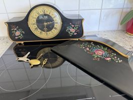 Antiker Pendeluhr mit Blumenmuster & passender Sockel