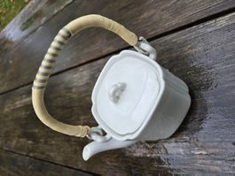 Porzellan: vintage Teekanne weiss