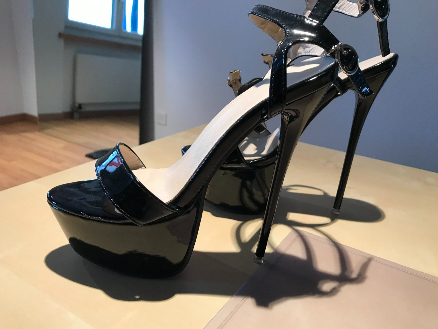 Damenschuhe: High Heel Plateau 38 Neuwertig – Gebraucht aus Spreitenbach von Carswiss 2