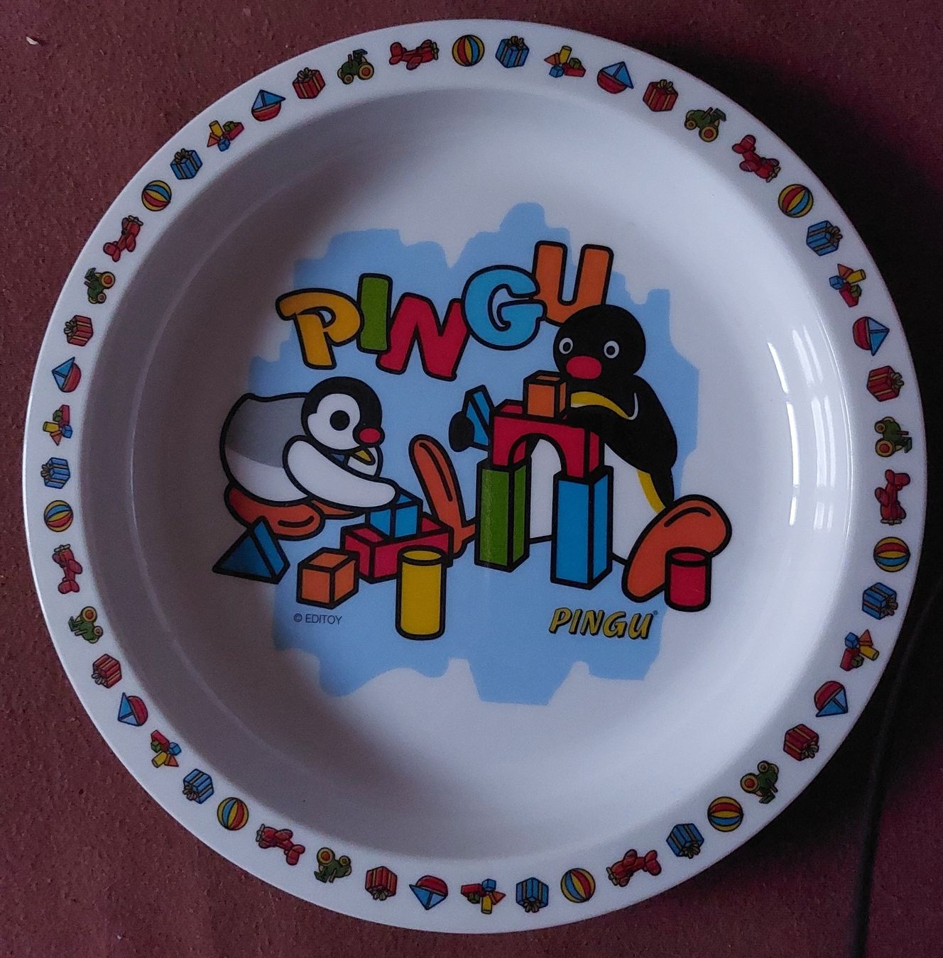 Teller: PINGU Teller – Gebraucht aus Unterseen von Ruia3333