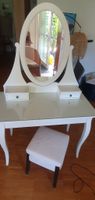 Coiffeuse blanche avec miroir et tabouret inclus.Bon état...