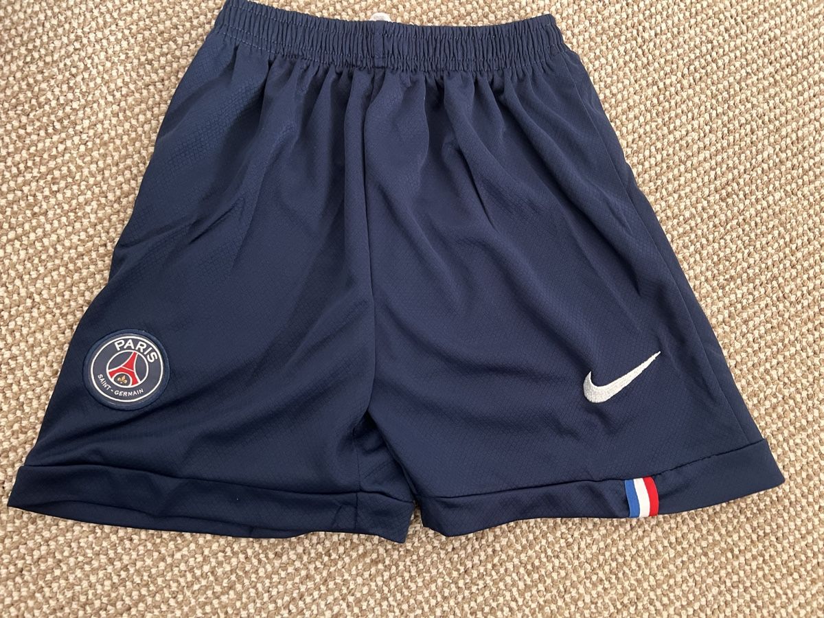 Nike Lotti di vestiti: Paris Saint-Germain Nike Original – Nuovo e nell'imballaggio originale da St-Sulpice NE venduto da Ela.2 4