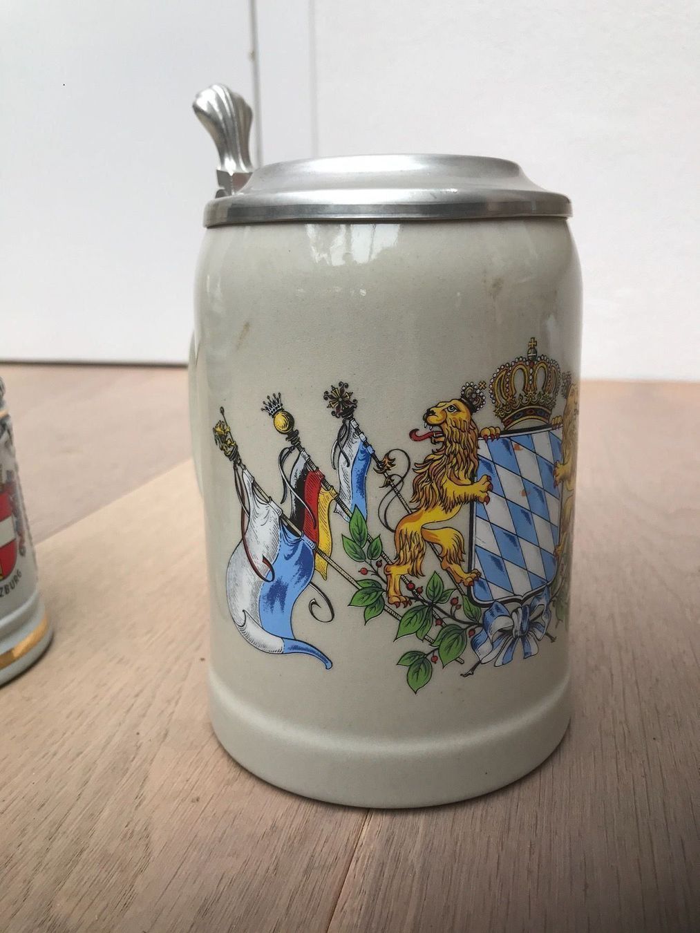 Bicchieri: Kunstverzierte Humpen mit Deckel – Usato da Solothurn venduto da Spicar 3