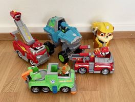 Paw Patrol-Welpen auf einem Auto