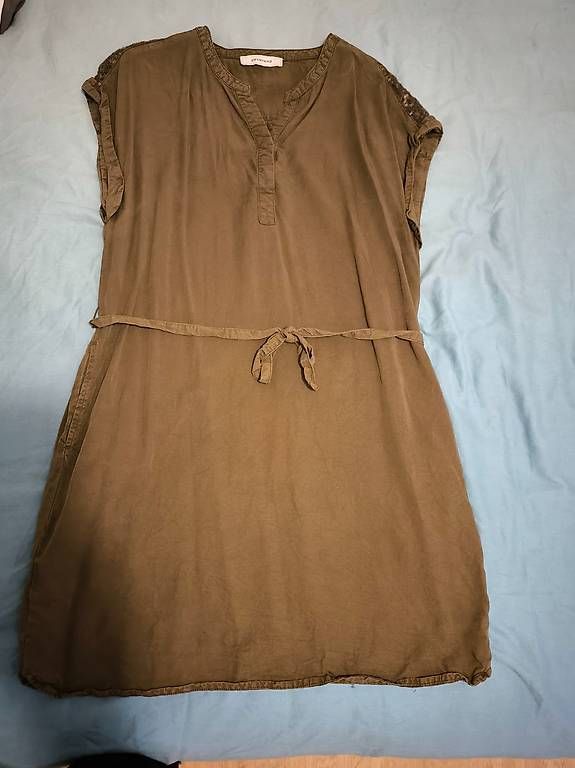 Vestiti: Robe couleur Olive (44) – Usato da Gumefens venduto da SallyHaki