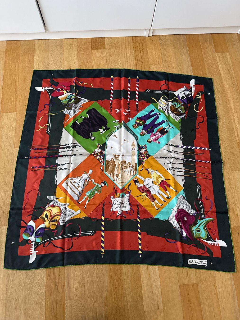Hermès Foulards, Tücher & Schals: Hermès Seidentuch "Le Carnaval de Venise" – Gebraucht aus Meilen von jul_p5gr
