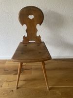 Bauernstuhl aus Holz mit Herzmotiv guter Zustand