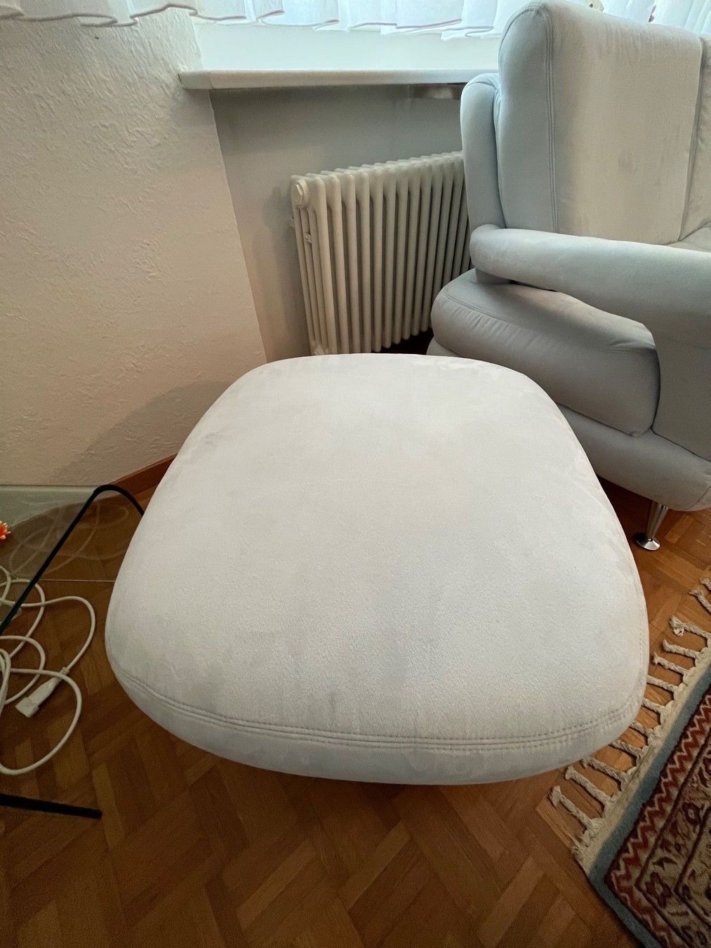 Sofas: 2x hellblaue Sofas + zusätzlicher Sitzhocker – Gebraucht aus Siebnen von Arko27 6