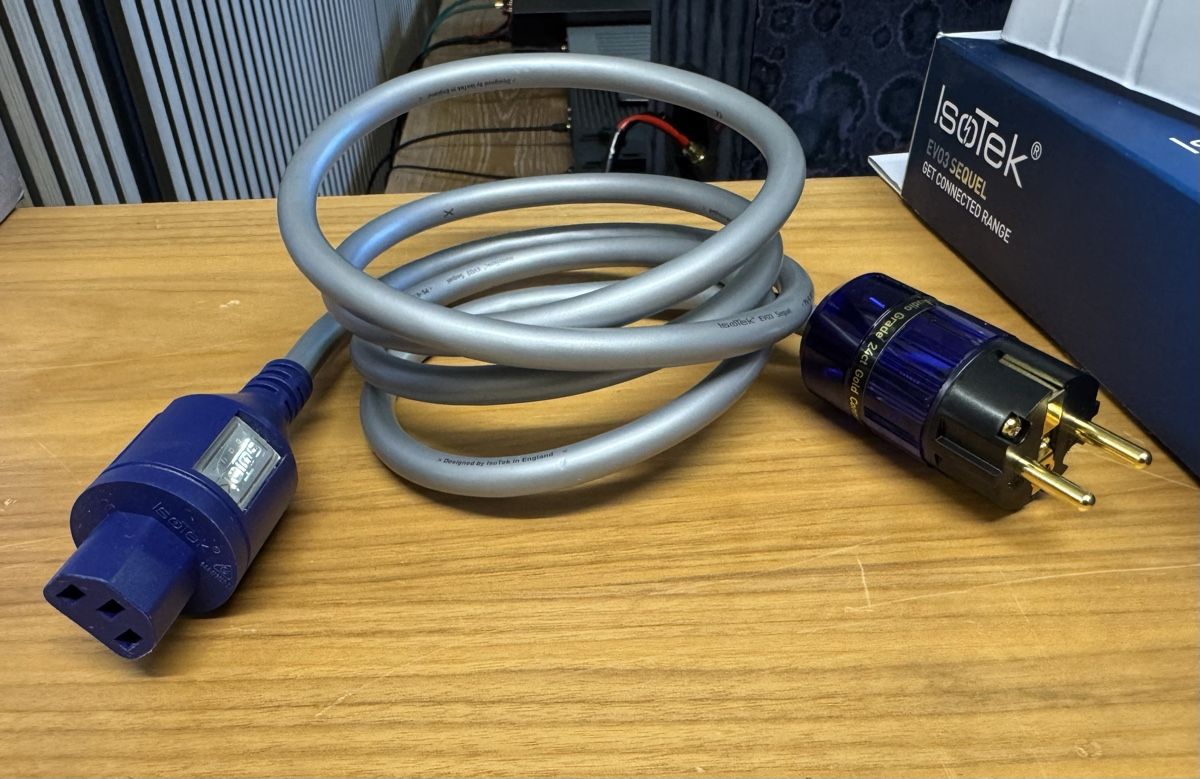 Isotek Cavi: Netzkabel IsoTek EVO3 Sequel 2.0 Meter neu – Nuovo e nell'imballaggio originale da Ebertswil venduto da audivero 2