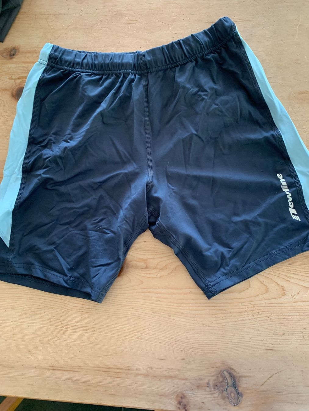 Pantalons: Jogginghose Von Newline Gr.S – Neuf avec emballage d'origine à Rudolfstetten par medium02