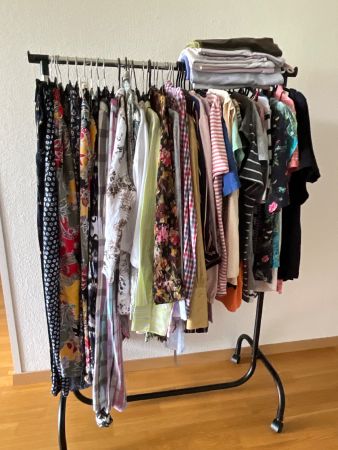 Kleiderpaket für. Gr. M/L 92 Stück