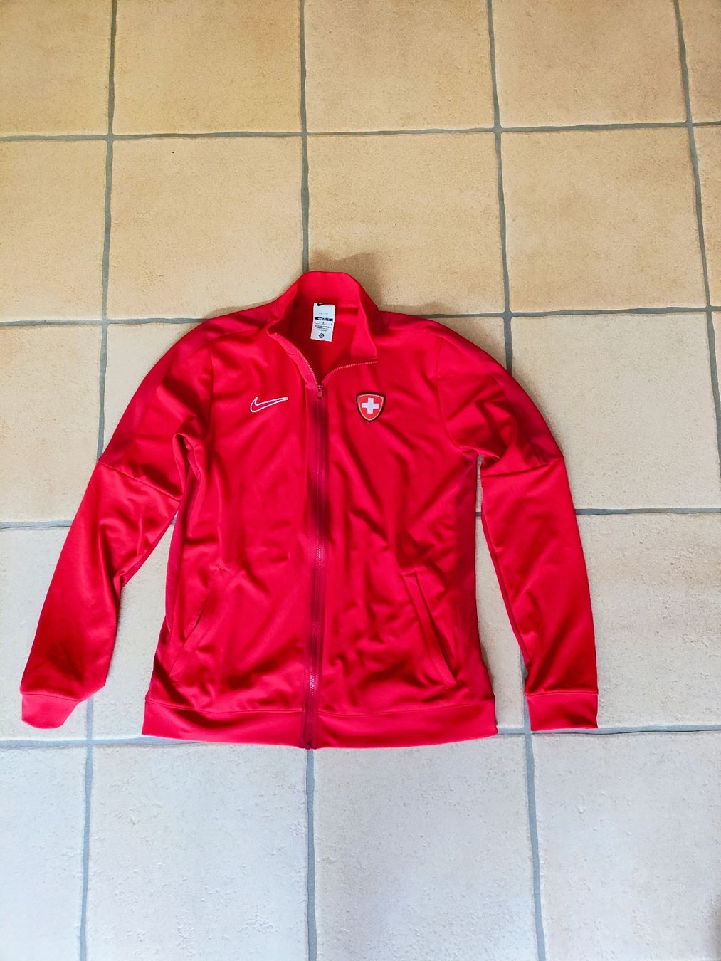 Nike Jacken: Nike jacket M Swiss – Gebraucht aus Etoy von Name47
