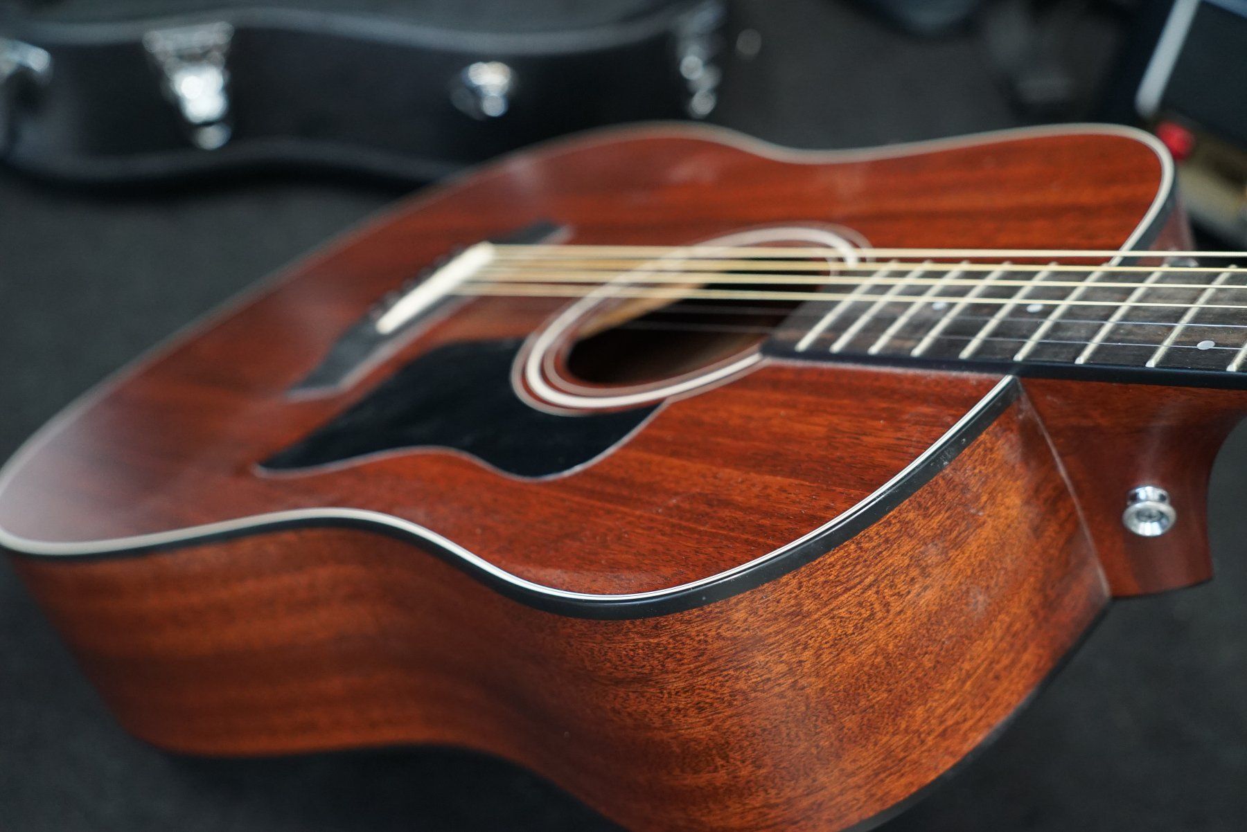 Taylor Strumenti musicali: Taylor 320e Baritone SLTD Limited Edition mit Koffer – Usato da Ortschwaben venduto da Musictrade 3