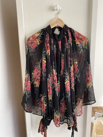 Schwarze Chiffon-Bluse mit Blumenmuster Gr. 34