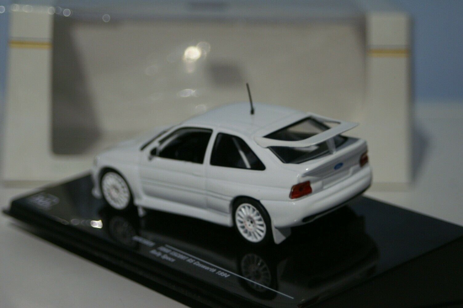 Ford Modellautos: Ford Escort RS Cosworth Plain Body Version 1994 weiss / – Neu und originalverpackt aus Gerlafingen von espero88 2