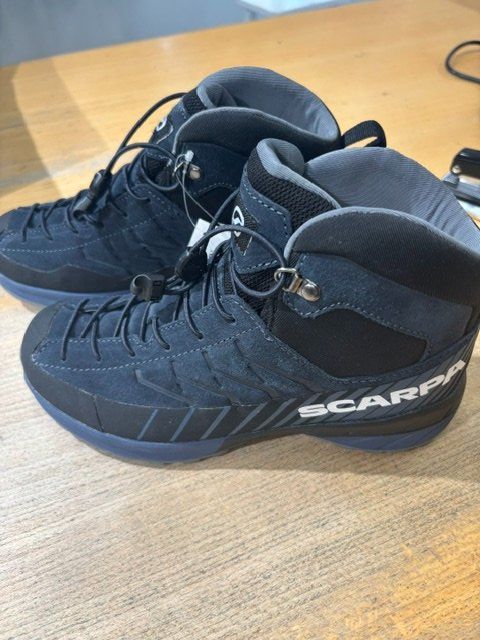 Scarpa Chaussures garçon: Scarpa Mescalito Mid GTX Kinder Wanderschuhe Grösse 33 – Neuf avec emballage d'origine à Andermatt par Alpin-Outlet