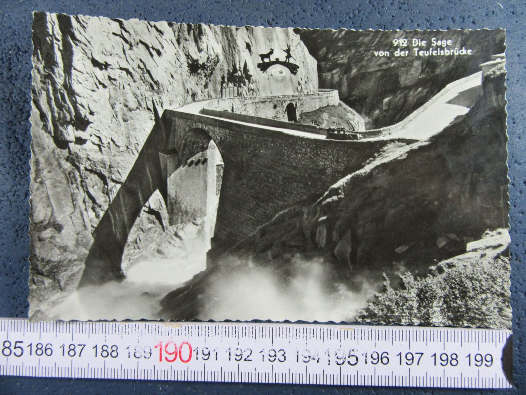 Cartoline postali: DIE SAGE VON DER TEUFELSBRÜCKE GOTTHARDSTRASSE OLDTIMER AUTO – Usato da Ettingen venduto da Hausi4711