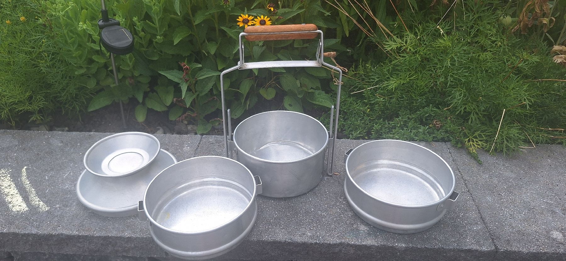 Geschirrsets: Antikes Picknick Set aus Alu – Gebraucht aus Grabs von tschanny 1