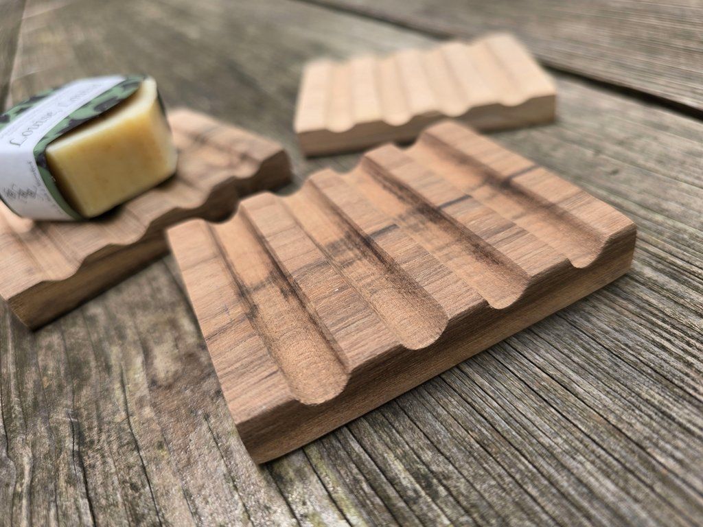 Portasapone: Holz: Nussbaum-Seifenschale "Welle" – Nuovo (secondo la descrizione) da Romanshorn venduto da Rachacha
