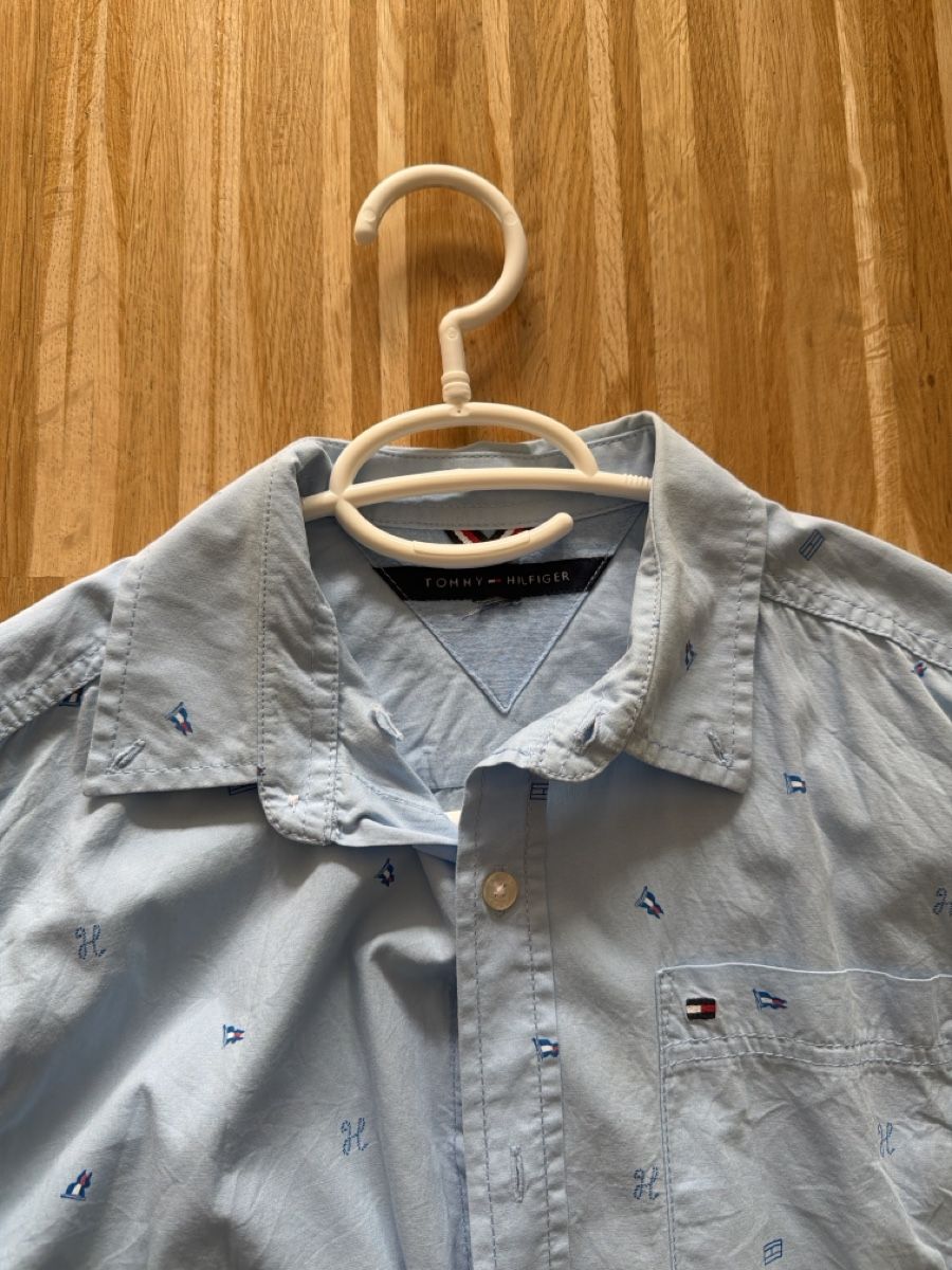 Tommy Hilfiger Chemises, T-shirts & Polos: Tommy Hilfiger Button-Down Shirt Light Blue Pattern – D'occasion à Zürich par ros_jy6w 1