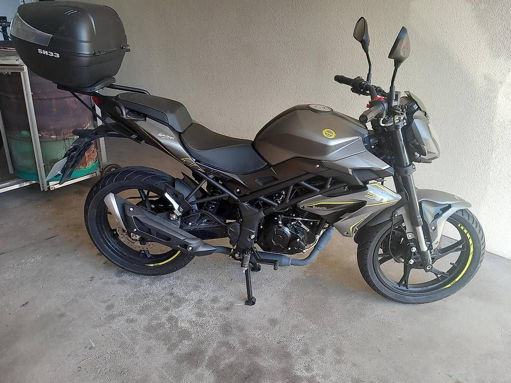 Benelli Strasse: Benelli BN 125 mit Topcase und Pirelli Pneu – Gebraucht aus Menzingen von reto2008