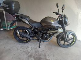 Benelli BN 125 mit Topcase und Pirelli Pneu