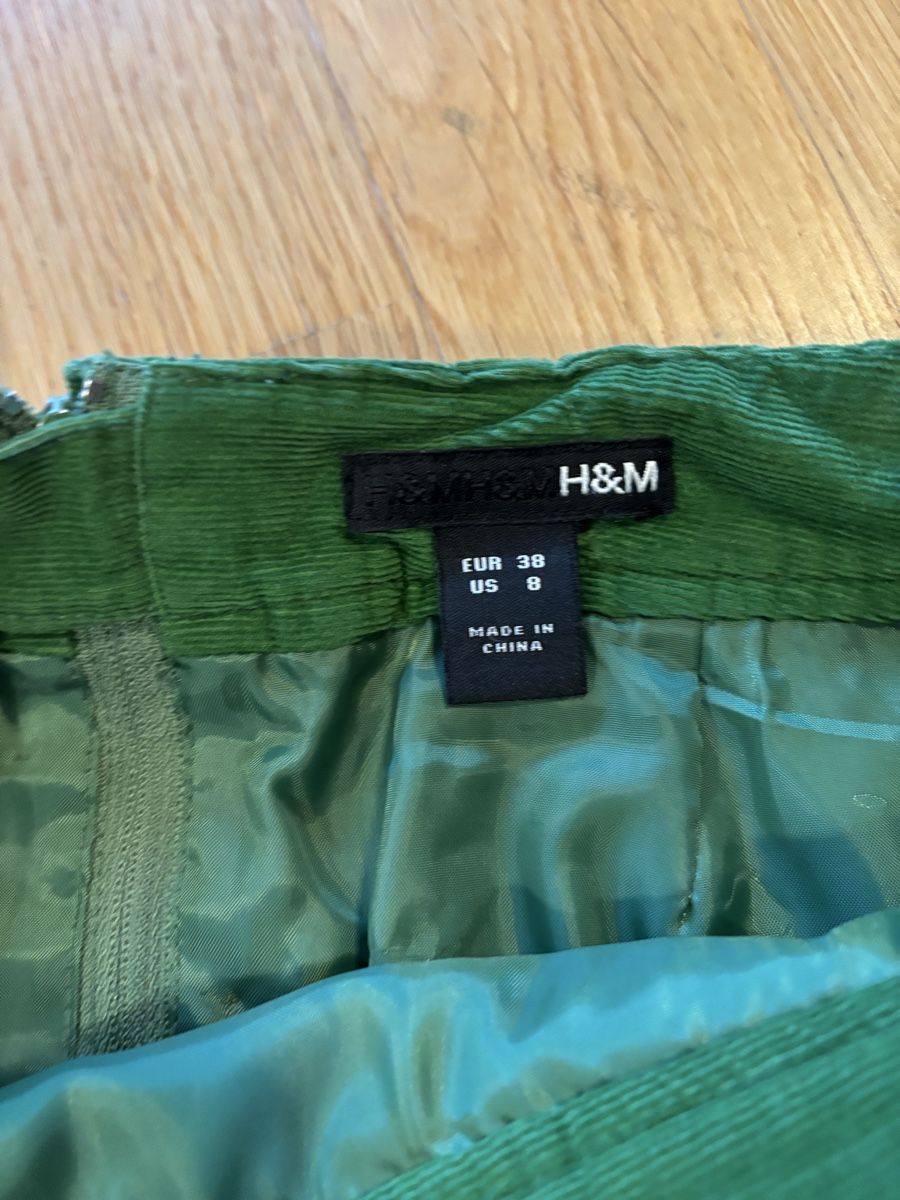 H&M Gonne: toller Cordrock in grün – Usato da Oftringen venduto da violetta9 2