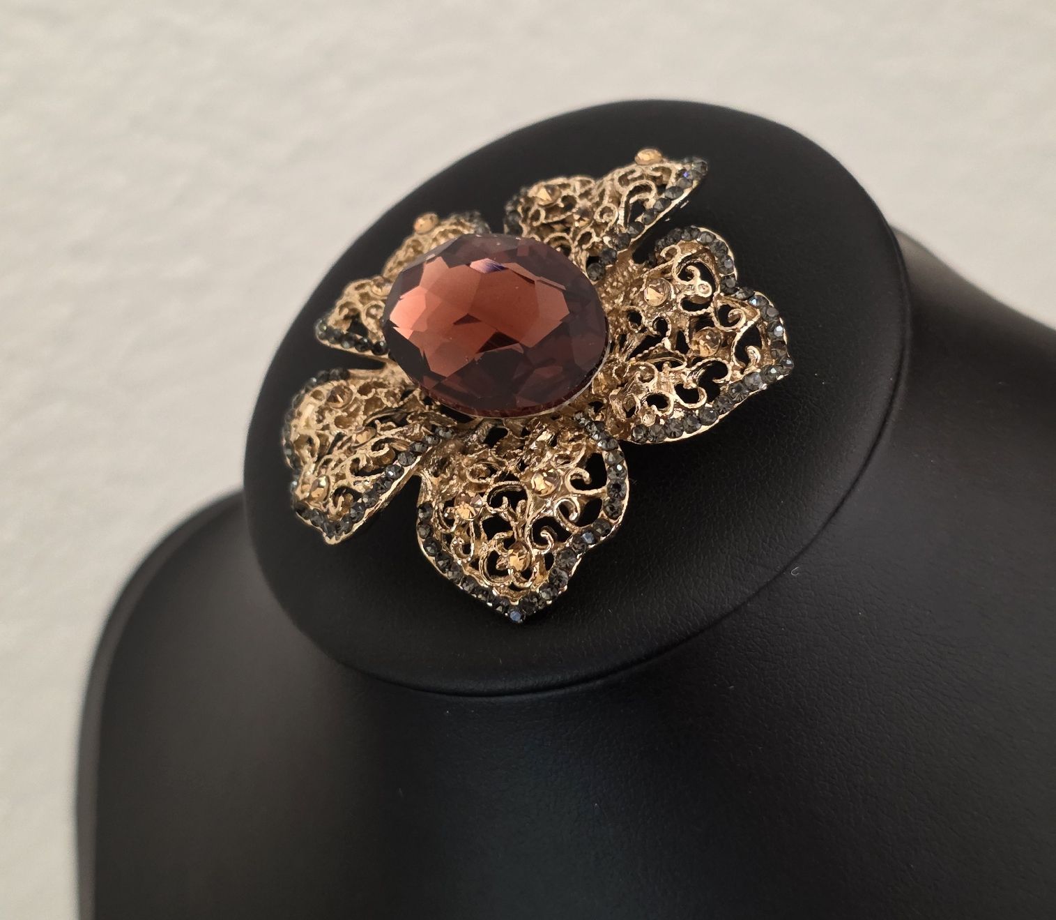 Broschen & Nadeln: Brosche Blume goldfarben mit Stein neuwertig – Neu (gemäss Beschreibung) aus Rheinsulz von Gilea 2