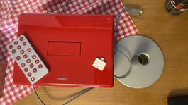 Roter Geneva Sound System Model S mit Fernbedienung