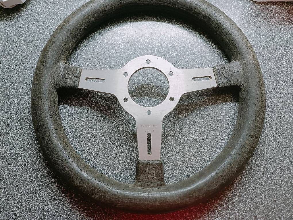 Toutes les pièces auto: Volant momo vintage – D'occasion à La Roche FR par zan_29yx 2