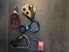 Kletterausruestung Abseilachter Karabiner Sicherungsgeräte