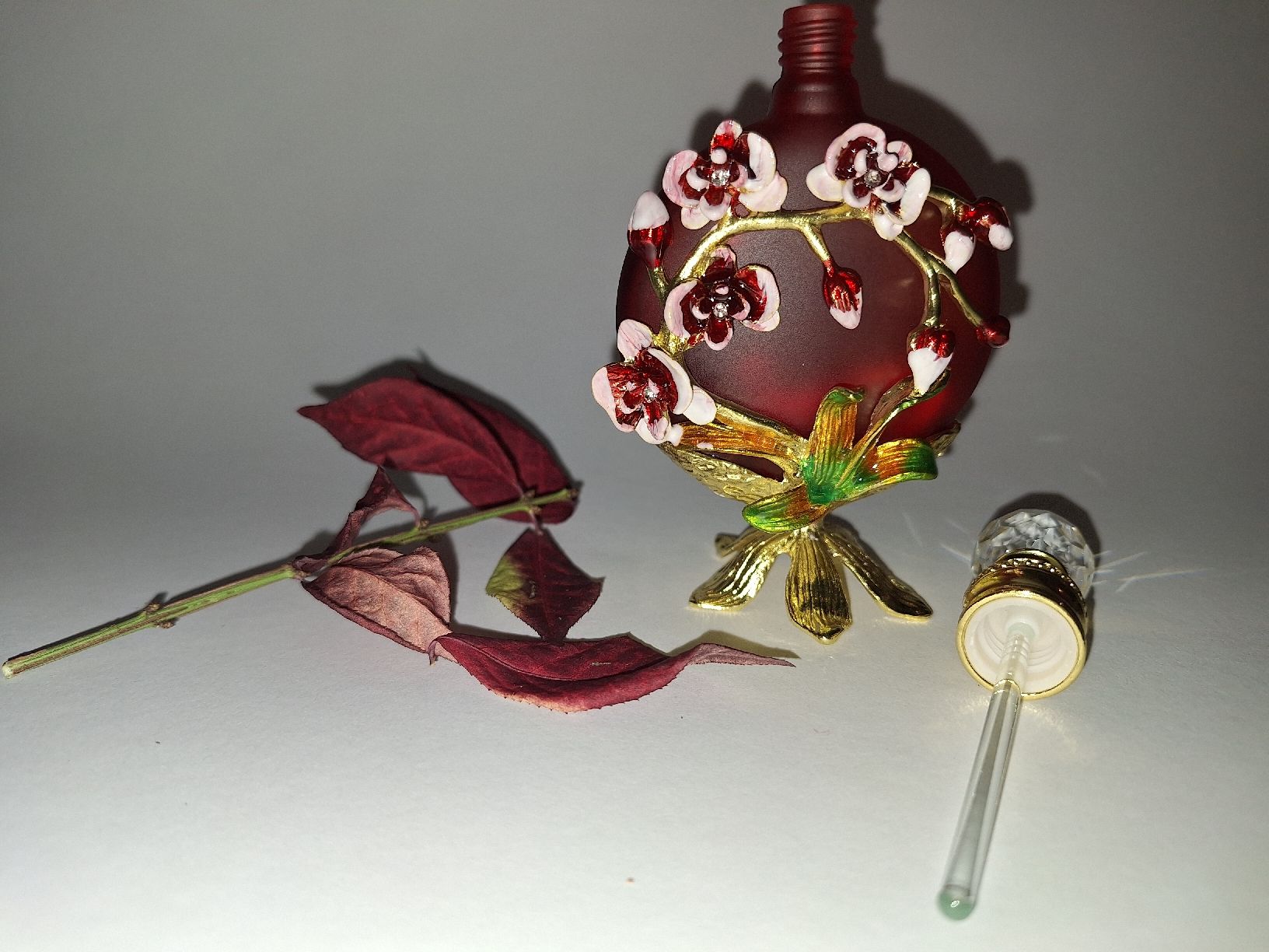 Flacons: Roter Vintage Parfüm Flakon mit Blumenmuster Dekor – Neu und originalverpackt aus Killwangen von galerie16 1