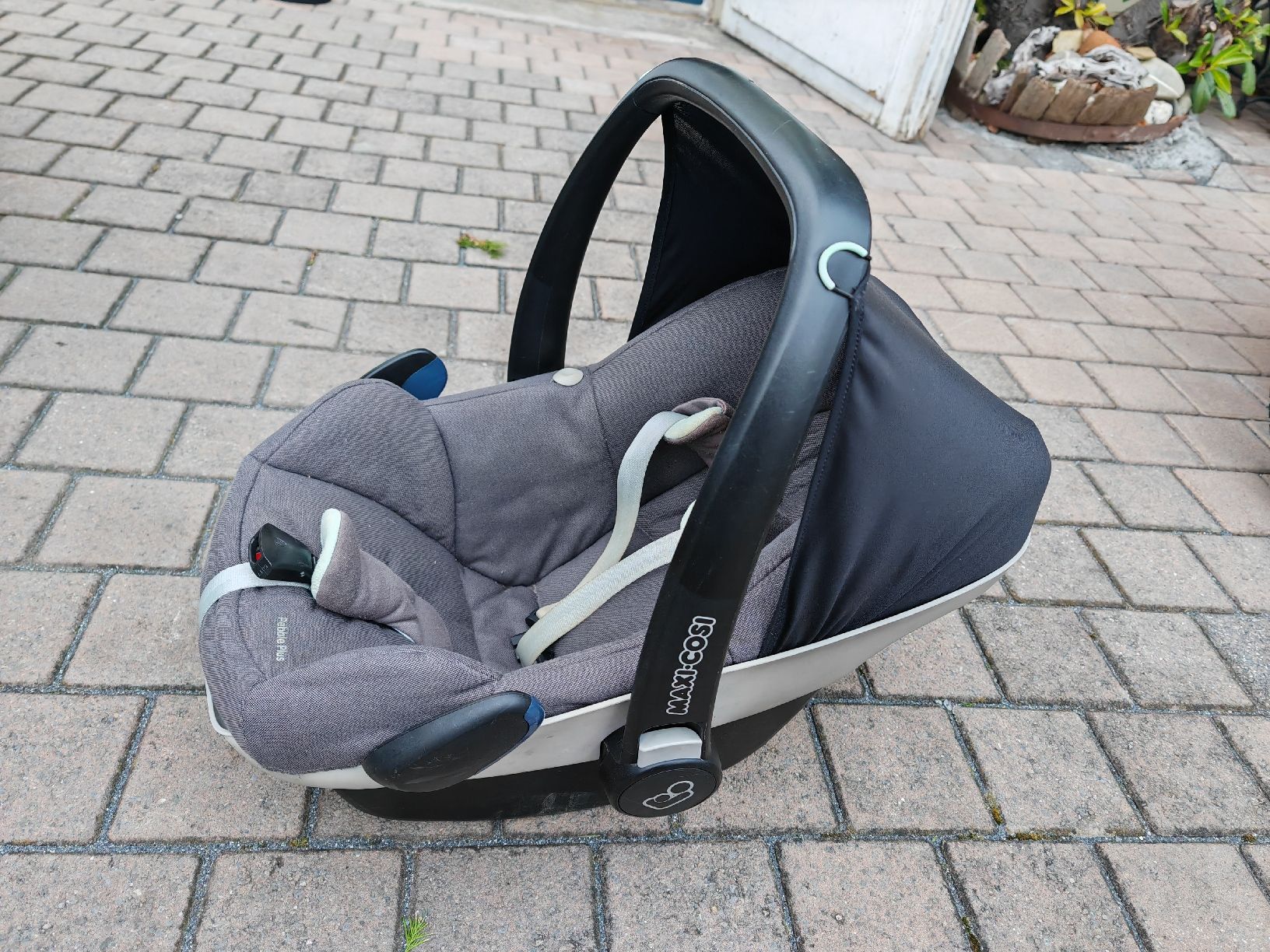 Maxi-Cosi Sièges auto: Maxi Cosi Pebble Babyschale mit Sonnenverdeck – D'occasion à Azmoos par r_2fel 1