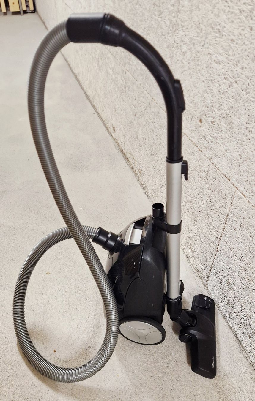 Aspirapolveri & Accessori: Staubsauger inkl. neue Staubbeutel – Usato da Bern venduto da Lu.Ma