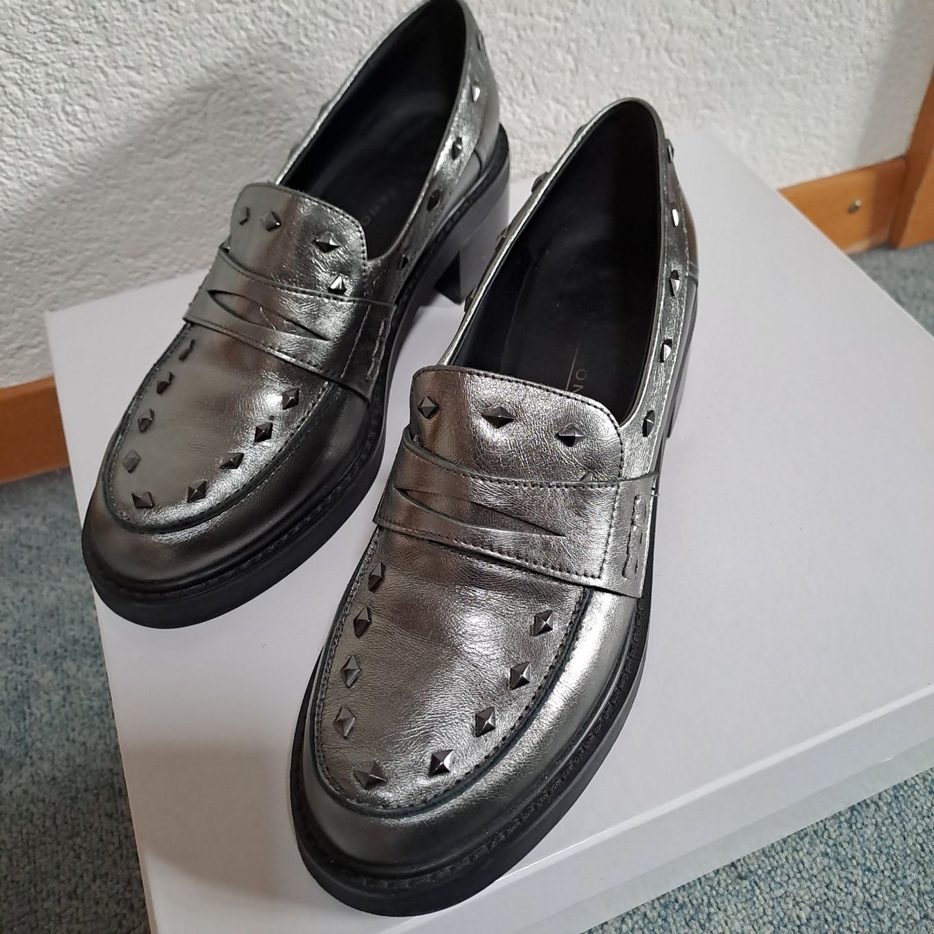 Damenschuhe: Silberne Lederschuhe, Grösse 39, NP 198.--. – Gebraucht aus Frauenfeld von Andadaa