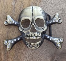 Gürtelschnalle Totenkopf mit Kreuzknochen und Steinen 