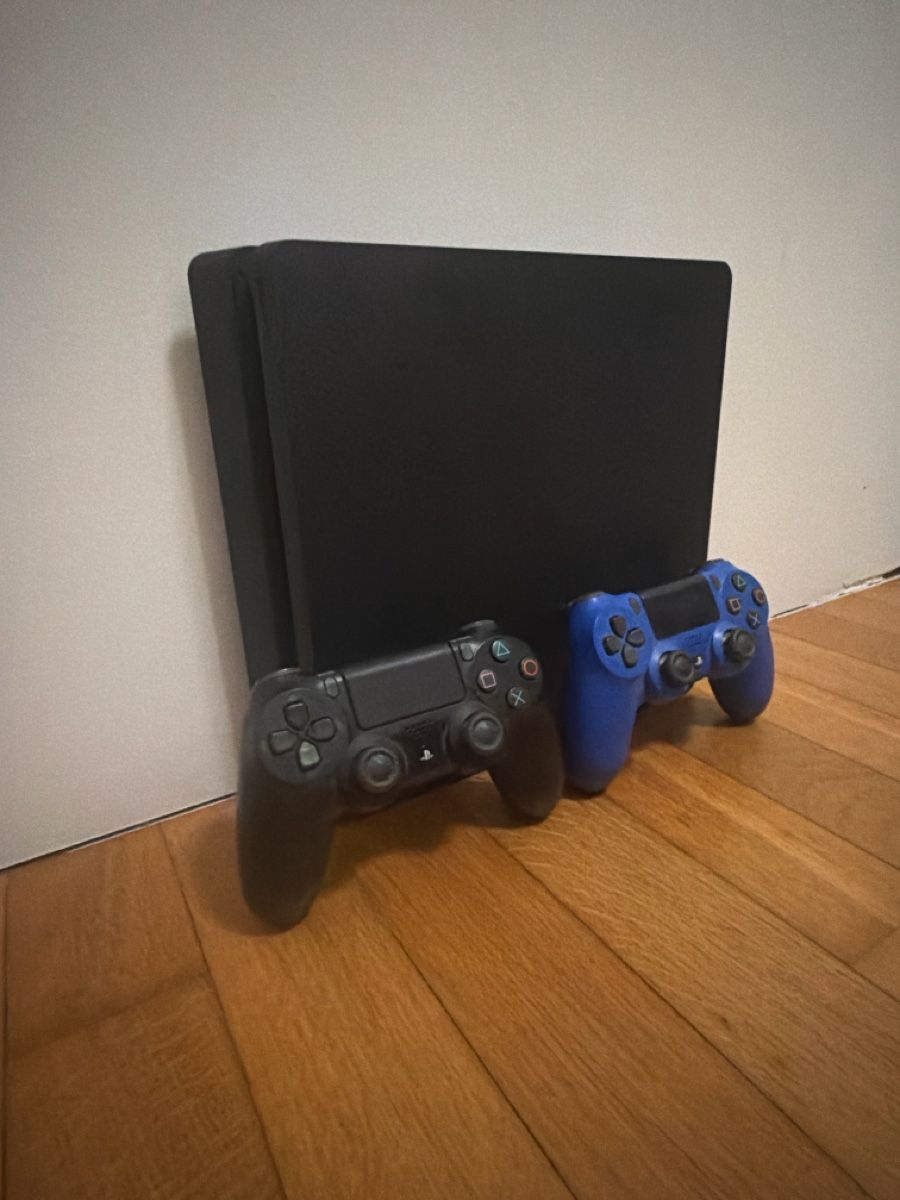 Sony Console: PS4 2 Controller und fünf Spiele – Usato da Affoltern am Albis venduto da buj_m76j