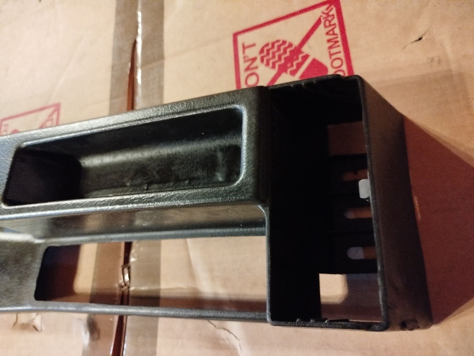 BMW Toutes les pièces auto: console centrale Bmw E30  – D'occasion à Neuchâtel par lyd_67kk 1