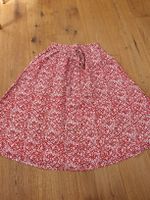 Roter Sommerrock mit Blumenmuster