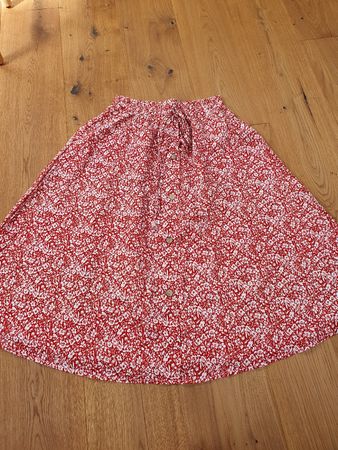 Roter Sommerrock mit Blumenmuster