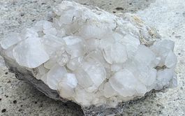 Periklin mit Apatit / Adular / Calzit