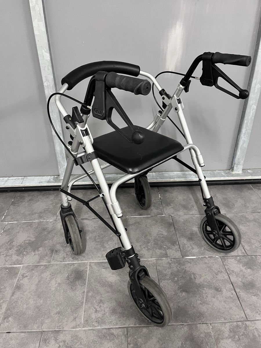 Aides à la marche: Rollator mit Sitzgelegenheit  – D'occasion à Hinwil par dire07