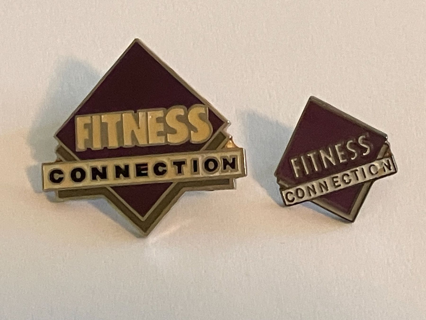 Plaketten & Abzeichen: 2 Pin Fitness Connection – Gebraucht aus Basel von djwwpp